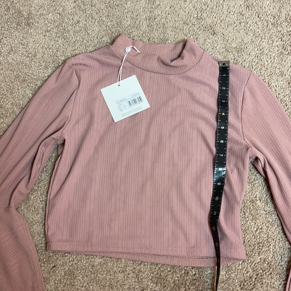 Misguided size small or 4. Petite, ribbed flared sleeve crop top in mauve taupe - Picture 3 of 6
